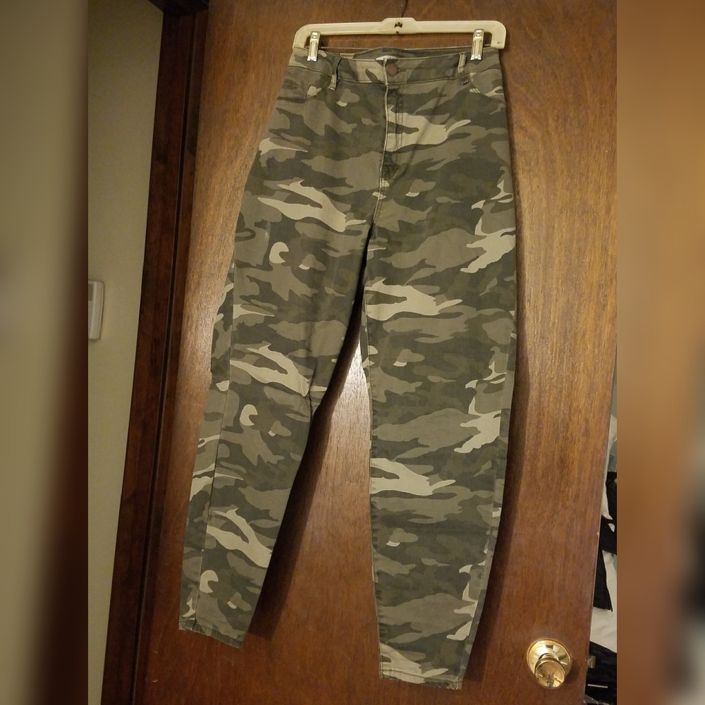 New! Refuge Camo skinny Jeans
